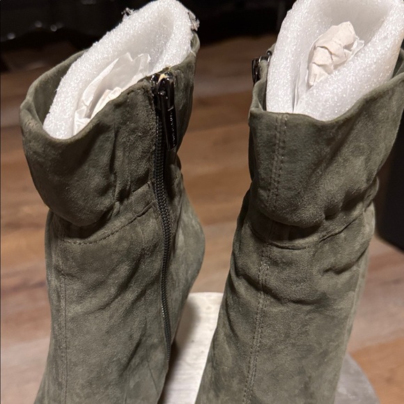 Pre-owne Vince Camuto olive green Suede Peep-Toe Boots - Picture 4 of 15